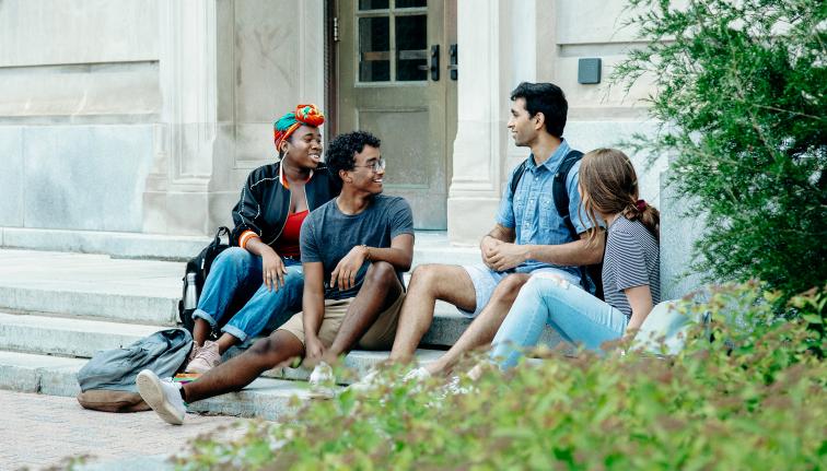 一群学生聚集在教学楼外。