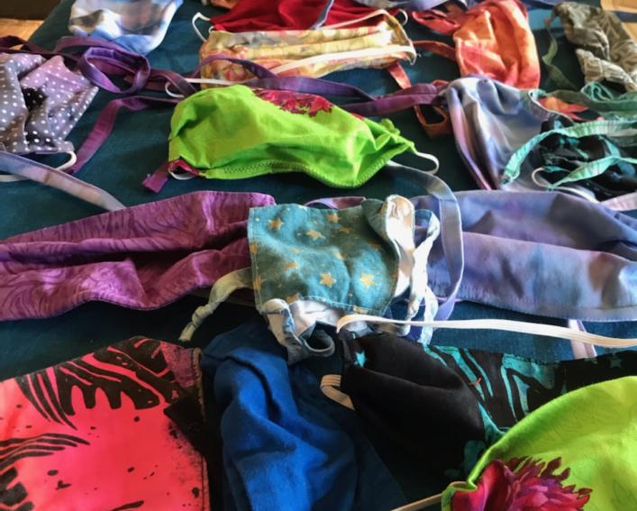 桌上的手工面具