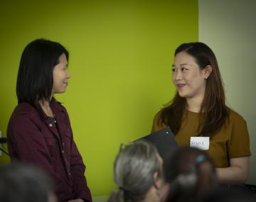 两名妇女在扣子事件中谈话