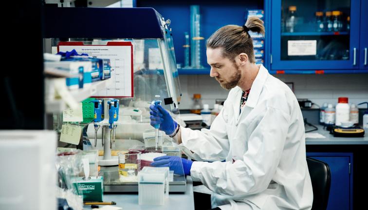 研究生Henry Kunerth在生态和进化生物学部门进行研究。