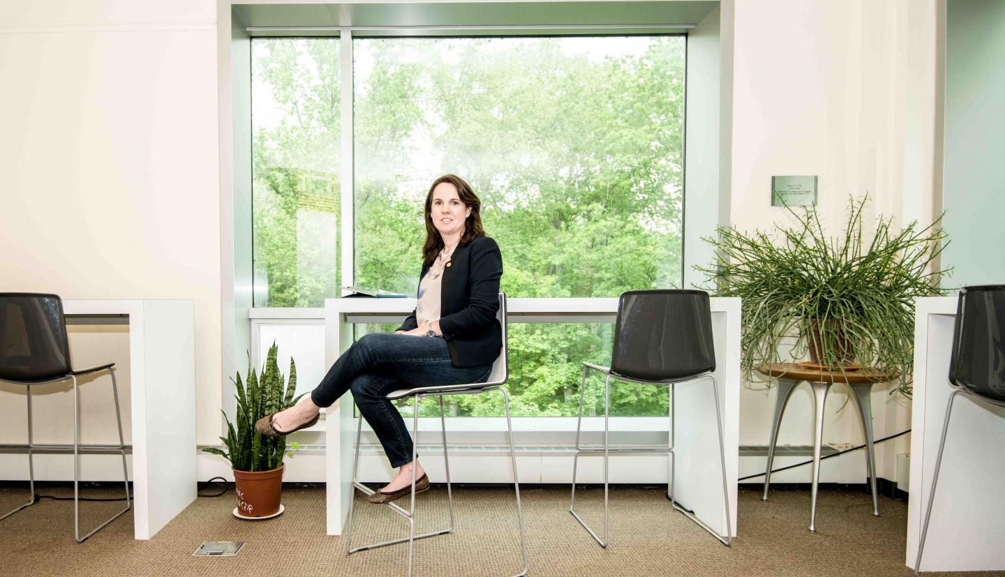 丽贝卡坐在窗前