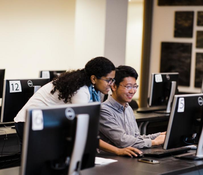 老师和学生在计算机上