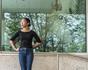 Dejah Powell'18曼恩图书馆外