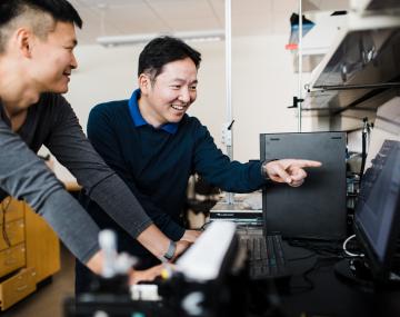 科学家和学生用电脑