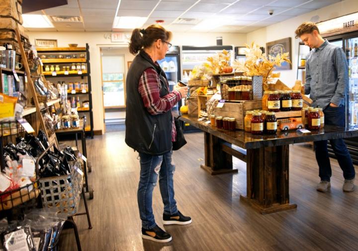 审查在商店的妇女和男人各种各样的食物