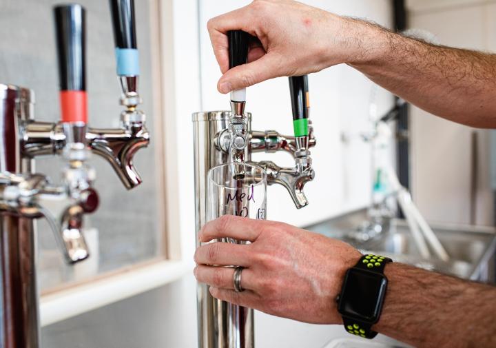 两只手从水龙头里往教室里倒苹果酒