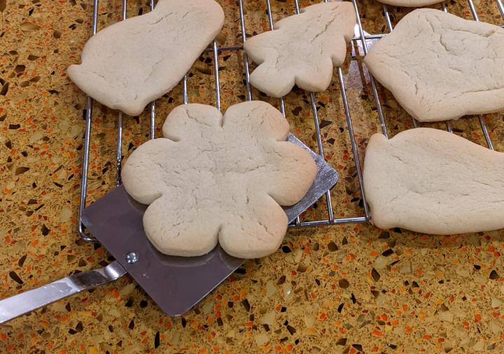 在冷却架上切好饼干