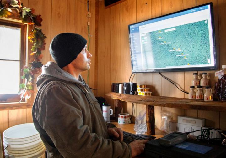 一个男人站在里面看着电脑屏幕