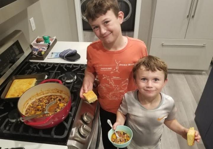 炉子的两个孩子制作汤