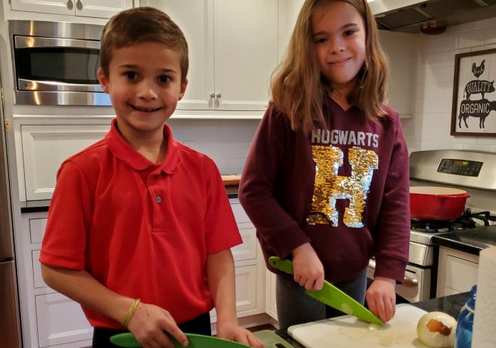 两个孩子在准备汤