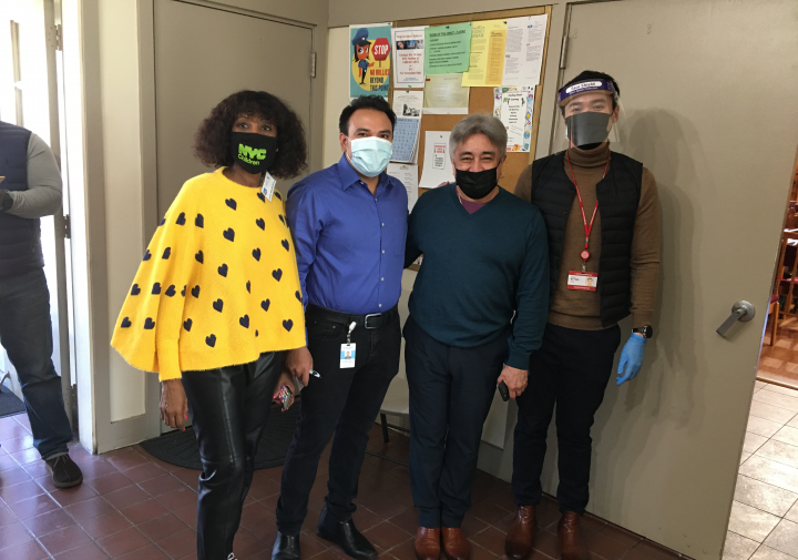 四个疫苗伙伴摆姿势拍照