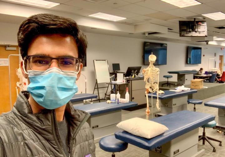 Veer Vekaria在医学院的实验室