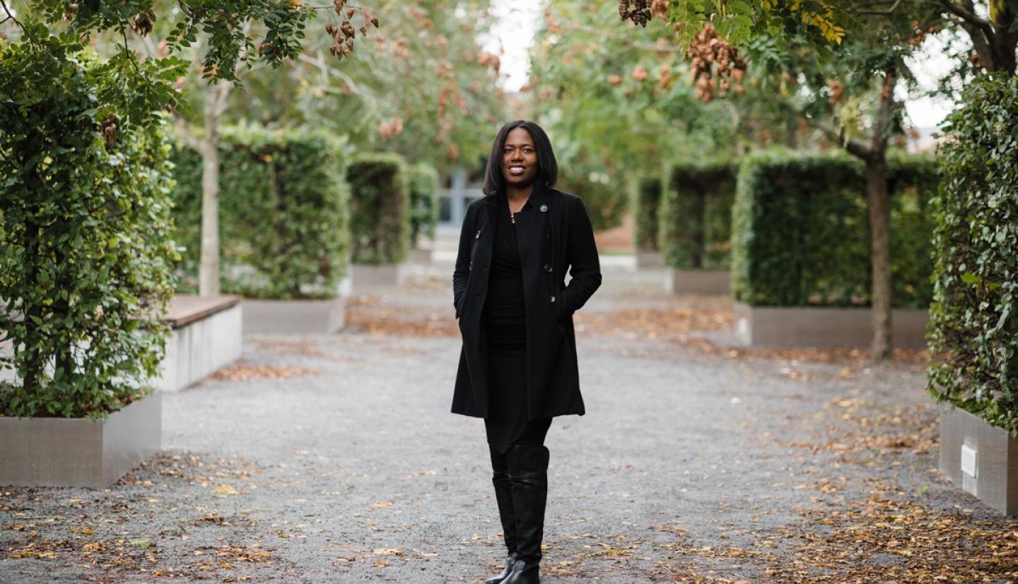 Liz Johnson在一个花园里