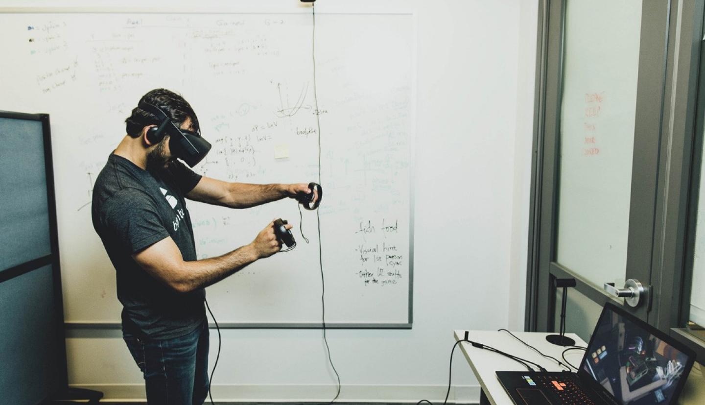 Connor Lapresi穿着VR耳机