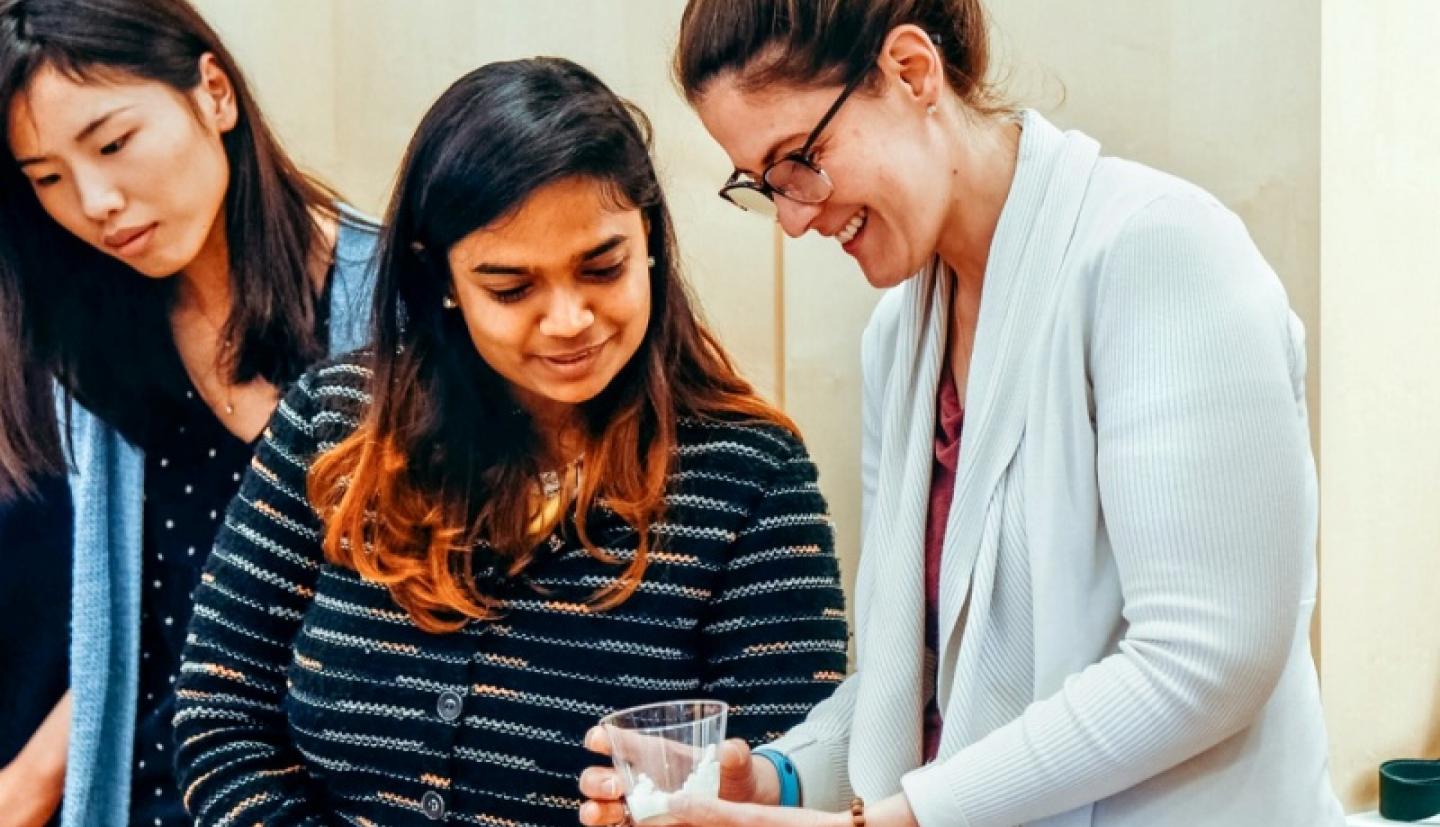 食品科学项目的学生检查白干酪