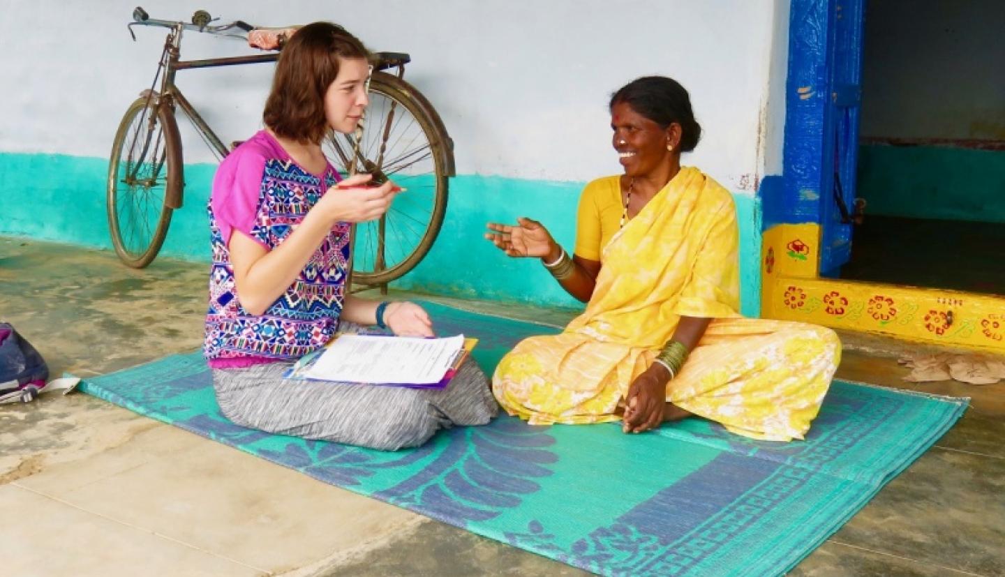 学生在印度采访一个女人
