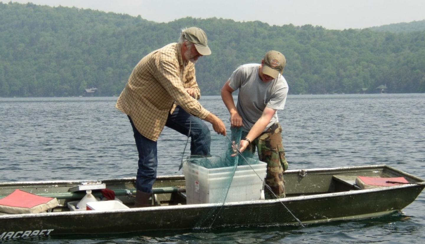 两个人站在船上