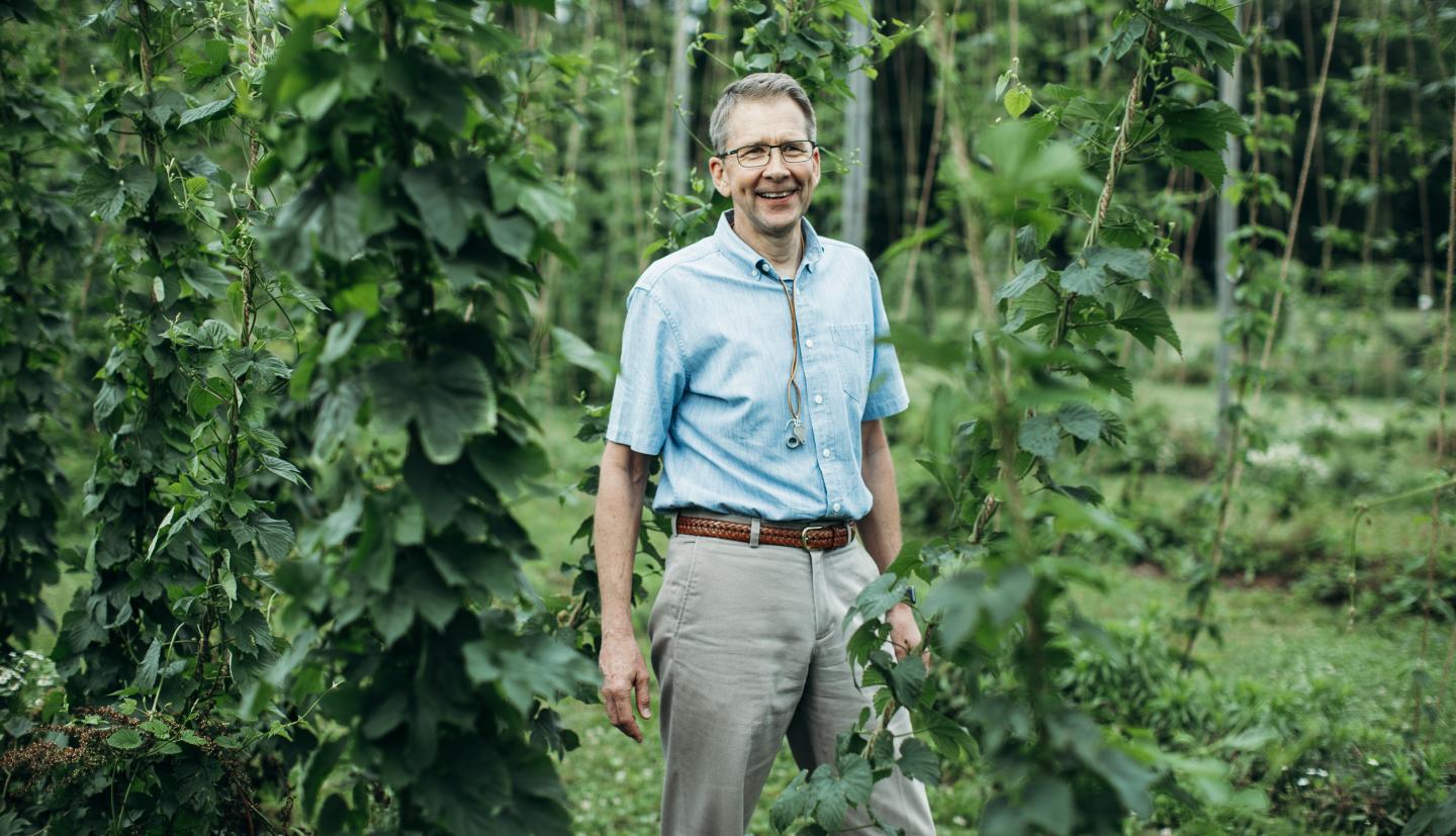 简·尼洛普在田野里微笑着。
