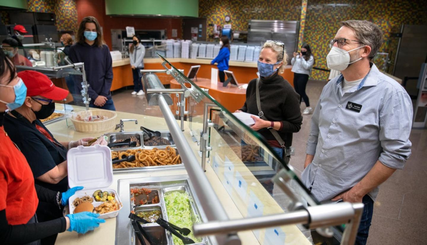 C. Lindsay Anderson和Steven Jackson排队在Keeton House餐厅