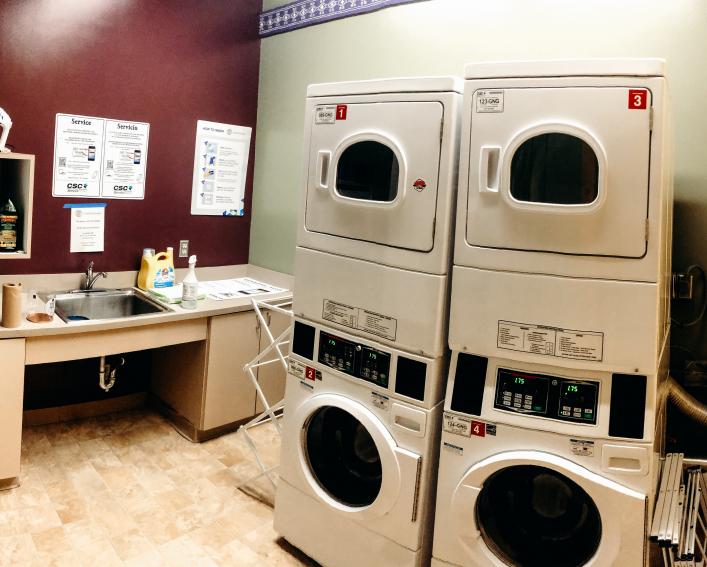 Akwe：Kon Laundry Room包括两个垫圈，两台干衣机和水槽。