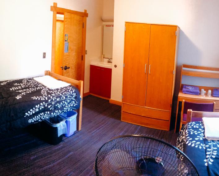 Akwe：Kon Guest Room包含两张床和梳妆台。