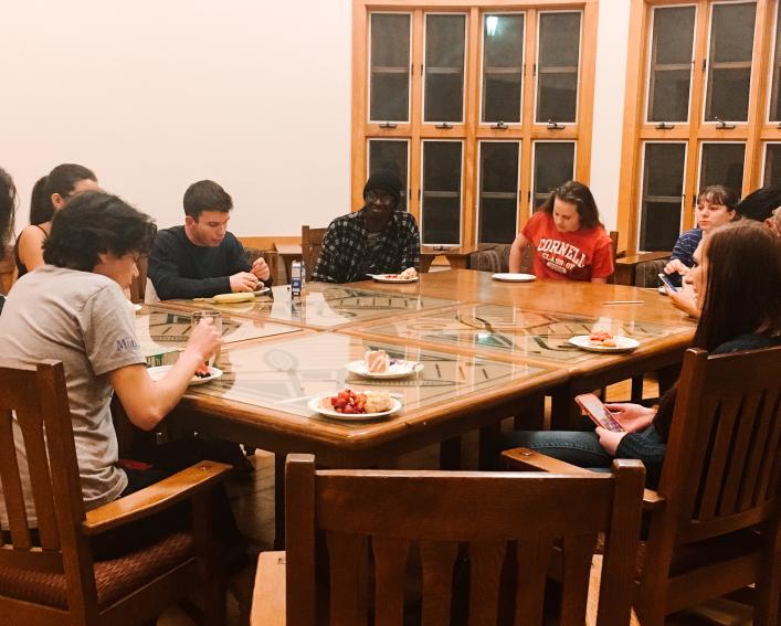 在期末考试周，学生们享受着深夜早餐。